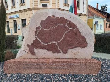 Trianon emlékmű Szany