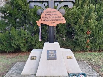 Trianon emlékmű Baracska