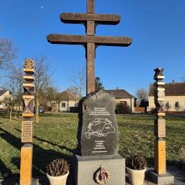 Trianon emlékmű, Egyházashollós - Külső kép