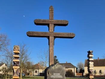 Trianon emlékmű Egyházashollós