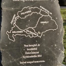 Trianon emlékmű, Egyházashollós - Külső kép