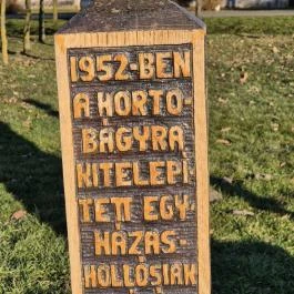 Trianon emlékmű, Egyházashollós - Külső kép