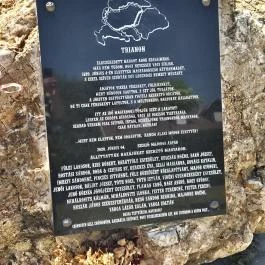Trianon emlékmű Füle - Külső kép