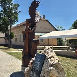 Trianon emlékmű Füle - Külső kép