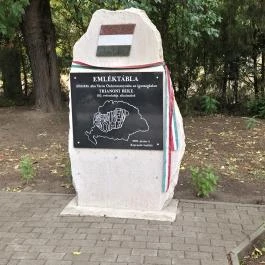 Trianoni emlékhely, Aba - Külső kép