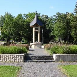 Trianoni emlékmű Tapolca - Külső kép