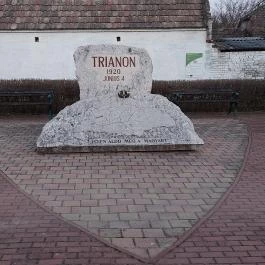 Trianon emlékmű Dad - Külső kép