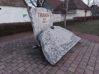 Trianon emlékmű Dad