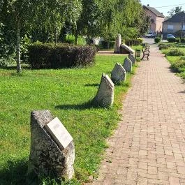 Trianon emlékmű, Dad - Külső kép