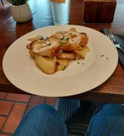 Szertár étterem és kávézó