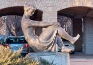 Ülő leány szobor Budapest