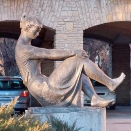 Ülő leány szobor Budapest - Külső kép