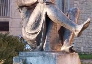 Ülő leány szobor Budapest