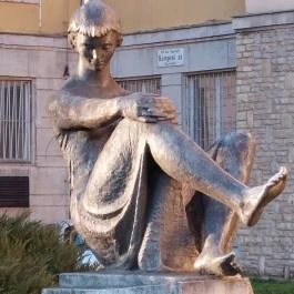 Ülő leány szobor Budapest - Külső kép