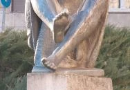 Ülő leány szobor Budapest