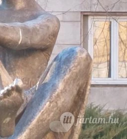 Ülő leány szobor