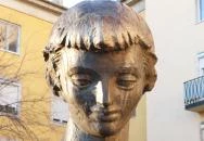 Ülő leány szobor Budapest