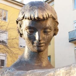 Ülő leány szobor, Budapest - Egyéb