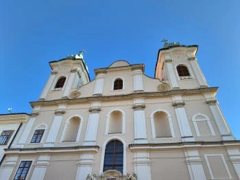 Urunk színeváltozása templom Pécs