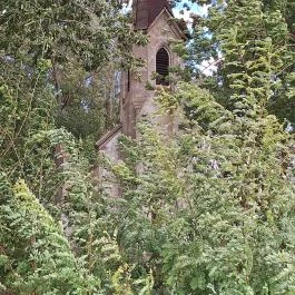 Uzdpusztai romkápolna Gölle - Külső kép