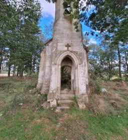 Uzdpusztai romkápolna