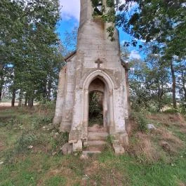 Uzdpusztai romkápolna Gölle - Külső kép