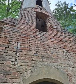 Uzdpusztai romkápolna