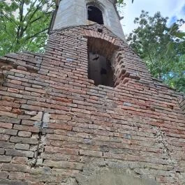 Uzdpusztai romkápolna Gölle - Külső kép