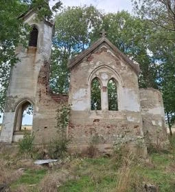 Uzdpusztai romkápolna