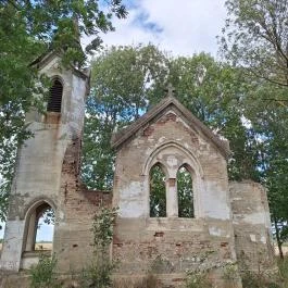 Uzdpusztai romkápolna Gölle - Külső kép