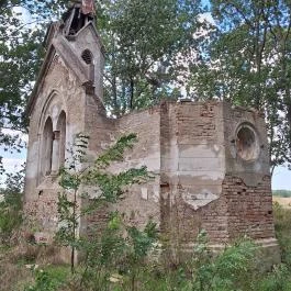 Uzdpusztai romkápolna Gölle - Külső kép