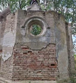 Uzdpusztai romkápolna