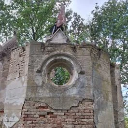 Uzdpusztai romkápolna Gölle - Külső kép