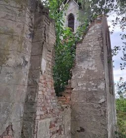 Uzdpusztai romkápolna