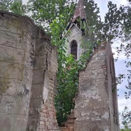 Uzdpusztai romkápolna Gölle - Külső kép