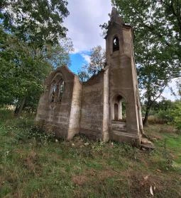 37. legjobb látnivaló: Uzdpusztai romkápolna