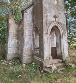 Uzdpusztai romkápolna