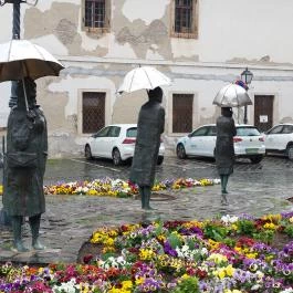 Várakozók szobra Budapest - Külső kép