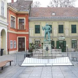 Varkocs György várkapitány szobra Székesfehérvár - Külső kép