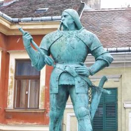 Varkocs György várkapitány szobra, Székesfehérvár - Egyéb