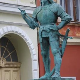 Varkocs György várkapitány szobra Székesfehérvár - Külső kép