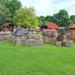 Várpark és Skanzen Dinnyés - Külső kép
