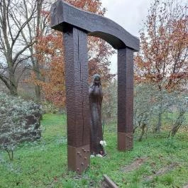 Vasúti baleset áldozatainak emlékműve, Kecskemét - Külső kép