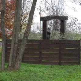 Vasúti baleset áldozatainak emlékműve, Kecskemét - Külső kép