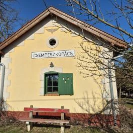 Vasúti emlékhely - volt őrház, Csempeszkopács - Külső kép