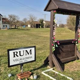 Végállomás - vasúti emlékhely Rum - Külső kép