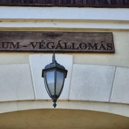 Végállomás - vasúti emlékhely Rum - Külső kép