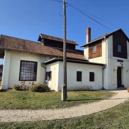 Végállomás - vasúti emlékhely Rum - Külső kép