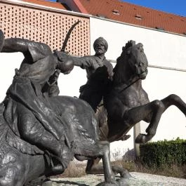 Végvári Vitézek szobor Eger - Külső kép