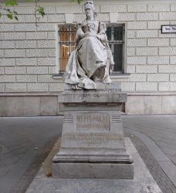 Veres Pálné szobra